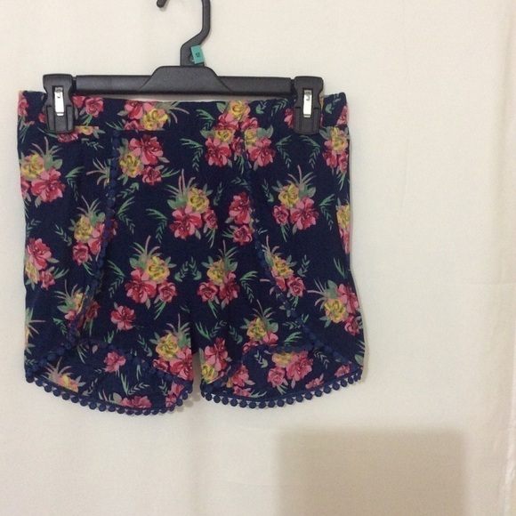 3/$35❤️Blue flower print summer shorts - Picture 1 of 5